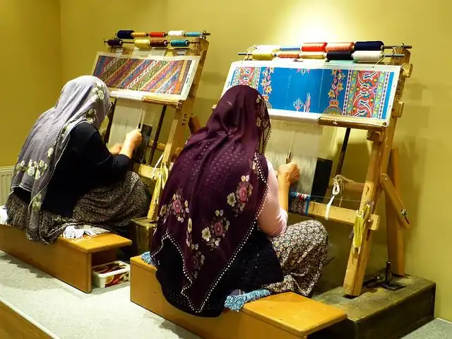 carpet-weaver image